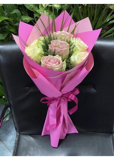 7pembe beyaz gül buketi